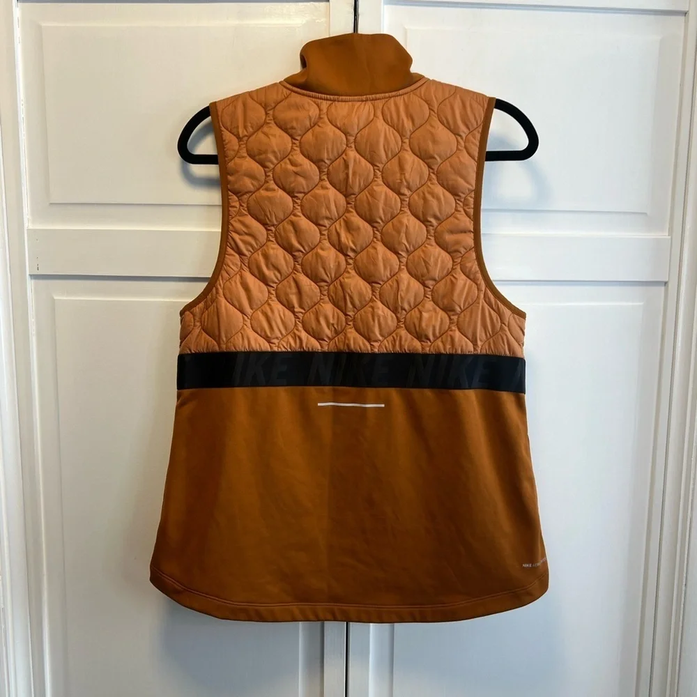 Nike Women's AeroLayer Running Vest Size Women’s Medium Color Rust/Black